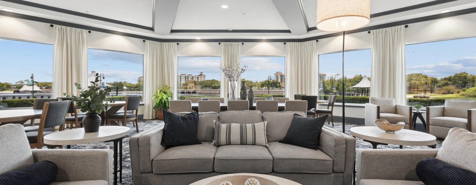 Resident clubhouse at Emerson Plaza apartments in Altamonte Springs, FL